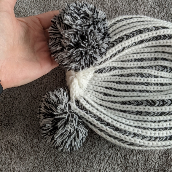 Pom Pom Kensie Beanie with white kids gloves - Picture 4 of 4